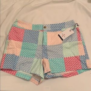 Vineyard vines whale logo shorts